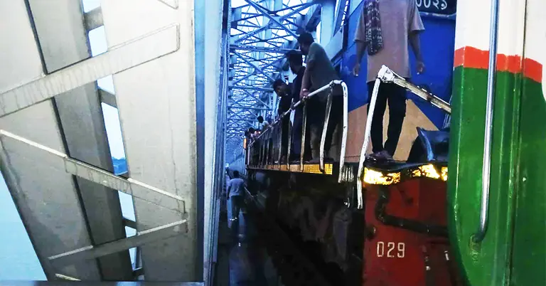 ভৈরব রেলসেতুতে আটকে পড়েছে ট্রেন